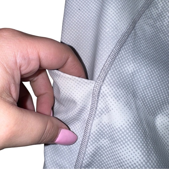 ATHLETA Ultimate Stash Pocket Printed Capri White Gray Grey Size 1X - Picture 12 of 16